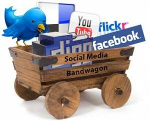 social-media-bandwagon-300x242 Les réseaux sociaux twitter et facebook pris en compte par google et bing